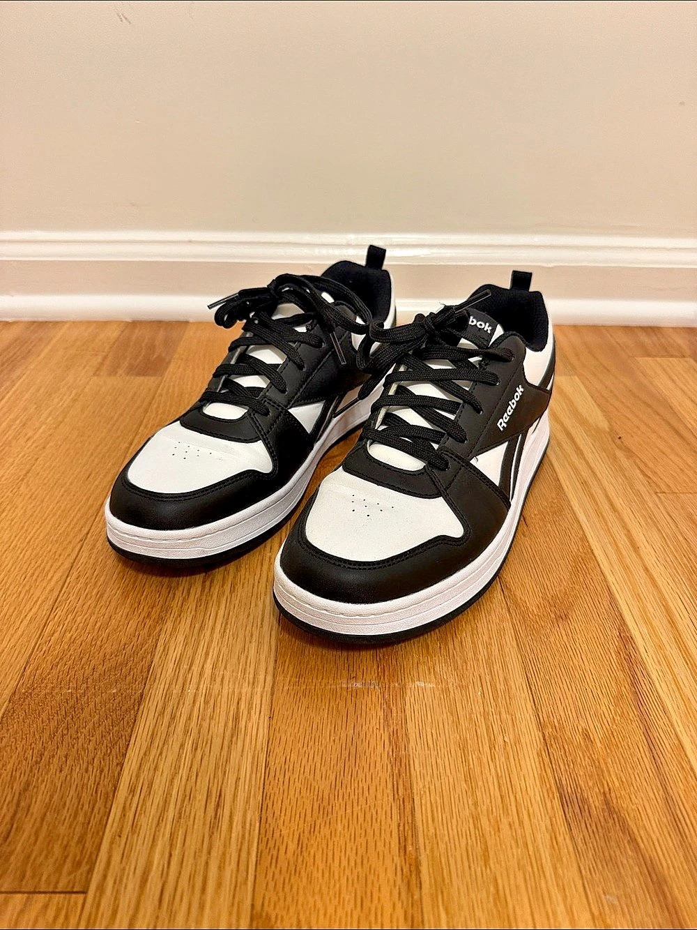 Reebok Men’s Black & White Sneakers Size 7 Like New